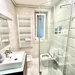 Lovely Victoriei Apartment Bukarest